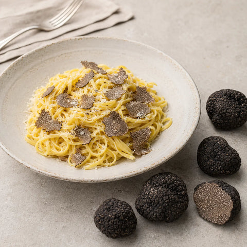洗練された塩味の料理に添えた、新鮮なチャイニーズブラックトリュフ（Tuber indicum）の薄切り